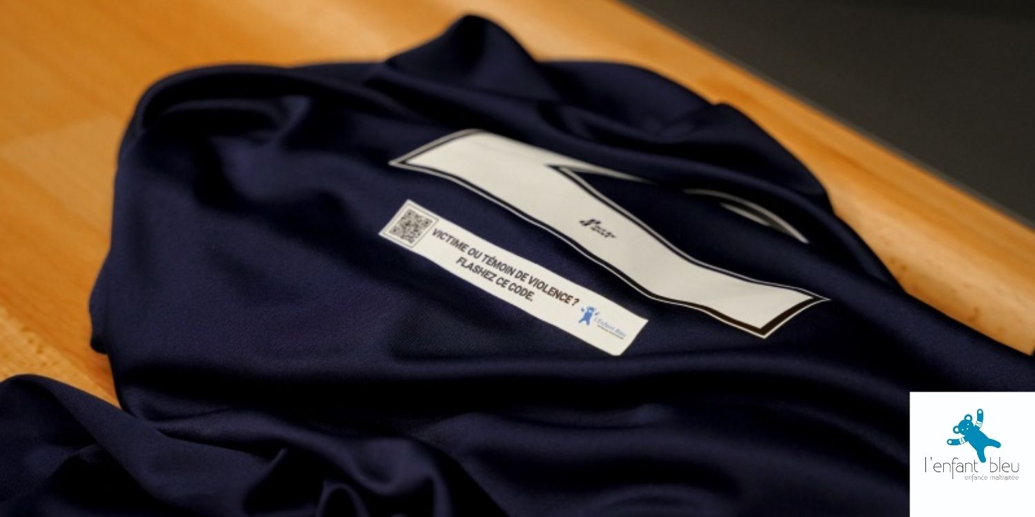 Enfant bleu_le maillot pour alerter